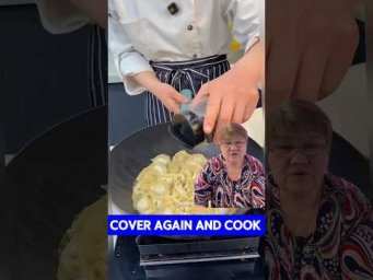 Never boil dumplings again. This simple Chinese cooking #lifehacks #shorts